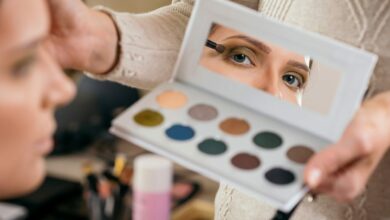 Make up artist shading eyes with harmful makeup ingredients