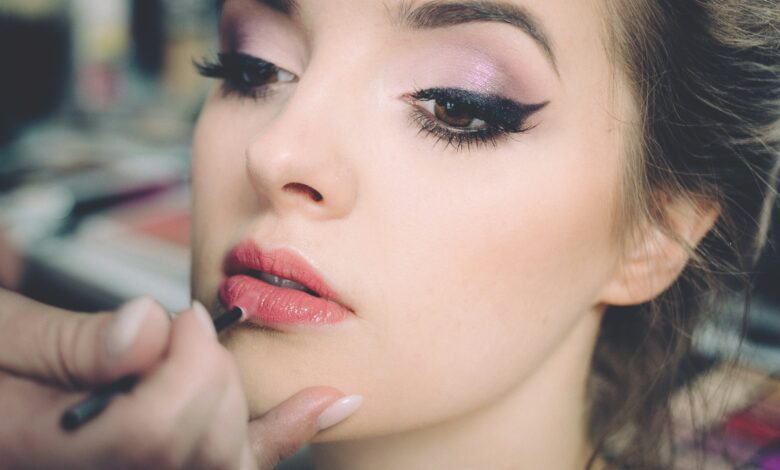 minimalist makeup lady